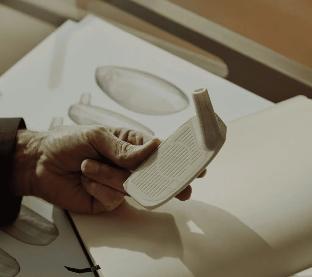 Alfredo Häberlis Hand hält ein en Prototypen der Schlägerkopfes.